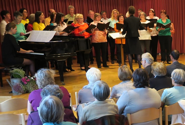 Der gemischte Chor „Joy of Music“ unter der Leitung von Gabriele Hermann