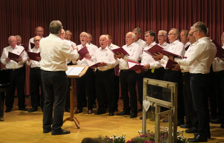 Männerchor dirigiert von Wolfgang Layer
