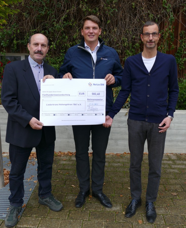 iederkranz-Vorstand Frieder Grau mit Mischa Allgaier, Kommunalberater der Netze BW, und Bürgermeister Simon Schmid (v.l.n.r.).