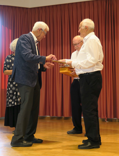 Erwin Hees überreicht Ehrenurkunde und Ehrennadel an Wolfgang Digel und Michael Hirschmann.