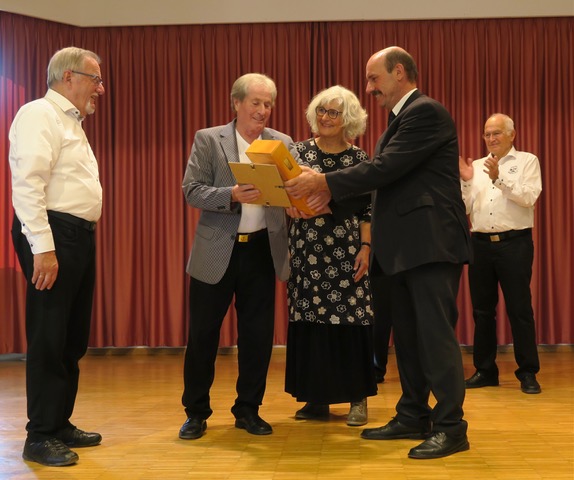 Ottokar Hetzinger freut sich über Urkunde und Weingeschenk. 