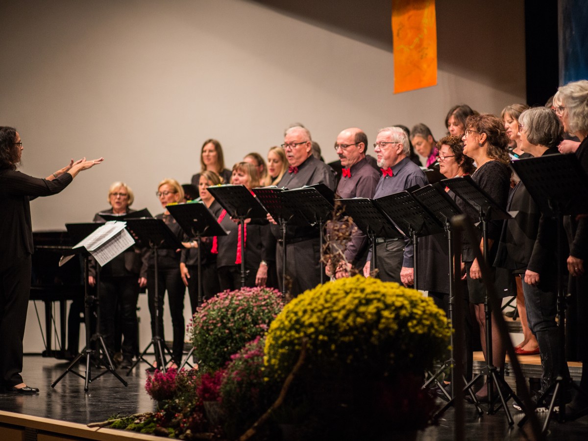 Gabriele Hermann dirigiert den Chor Joy of Music beim Konzert im Kulturzentrum.