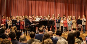 Der Kinderchor der Kooperation Schule - Verein singt beim Geselligen Wintergrillen