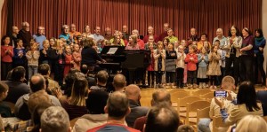 Alle drei Chöre gemeinsam mit „Singen macht Spaß.“