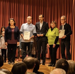 Der Vorstand des Liederkranzes bei der Urkundenüberreichung.