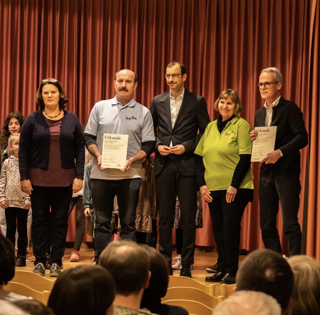 Der Vorstand des Liederkranzes bei der Urkundenüberreichung.